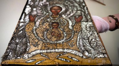 "Є особливо цінною": киянка хотіла переправити до Тайланду вишиту срібними нитками рідкісну ікону 19 століття