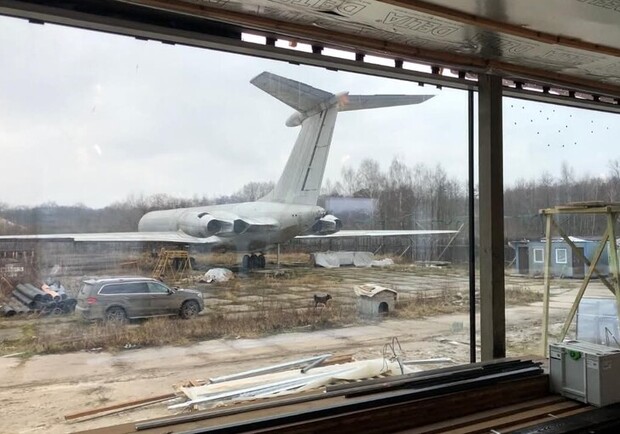 Будинок із літаком «Брежнєва» під Києвом: скільки коштує ексклюзивний лот