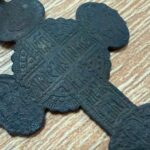 Хрести часів Русі та язичницький амулет: митники передали Львівському історичному…