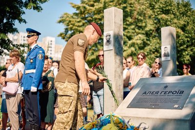 У Деснянському районі Києва відкрили Алею Героїв: чому родичі загиблих обурені новим меморіалом і що каже адміністрація