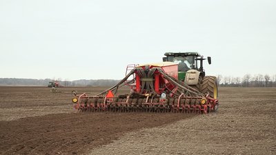 Правоохоронці Києва викрили 8 осіб, які привласнили майже 62 мільйони гривень з державного бюджету через фіктивні закупівлі сільськогосподарської техніки.