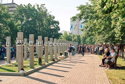 У Деснянському районі Києва відкрили Алею Героїв: чому родичі загиблих обурені новим меморіалом і що каже адміністрація
