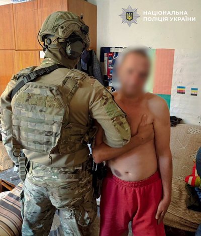 В Київській області нетверезий чоловік прогулювався селищем з гранатою, а згодом покинув її на дорозі