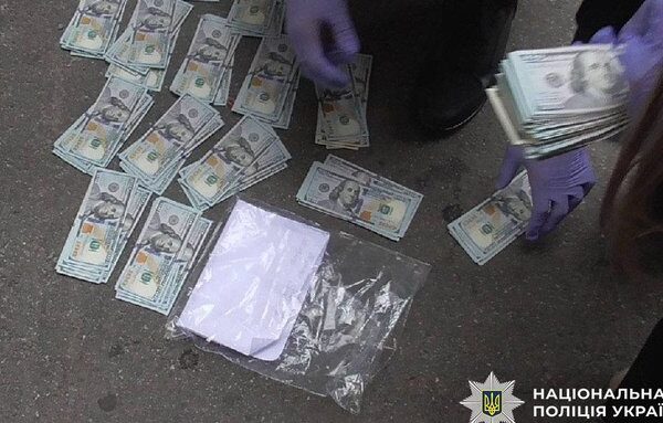 Шахраї виманили в київського пенсіонера майже 1,5 мільйона гривень, вдаючи, що проводять “перевірку СБУ”. Серед обвинувачених є неповнолітній.