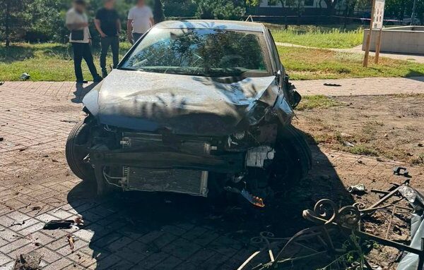Автомобіль врізався в зупинку з пасажирами у Києві: двоє загинули, четверо зазнали поранень. Водію оголосили про підозру.