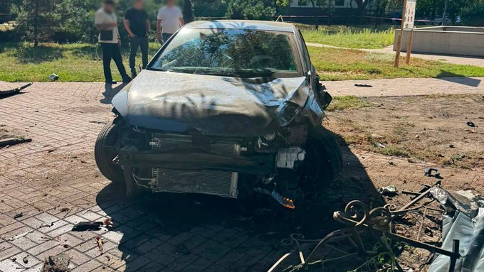 Автомобіль врізався в зупинку з пасажирами у Києві: двоє загинули, четверо зазнали&hellip;