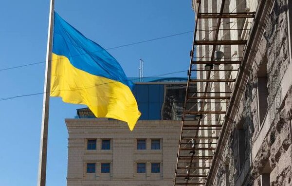 День Державного Прапора України: у Києві біля будівлі КМДА відбулася урочиста церемонія підняття синьо-жовтого стягу