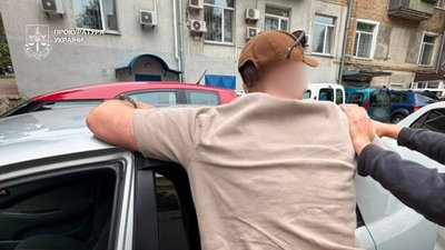 Шахраї, які видавали себе за співробітників СБУ, ошукали двох пенсіонерів у Києві,…