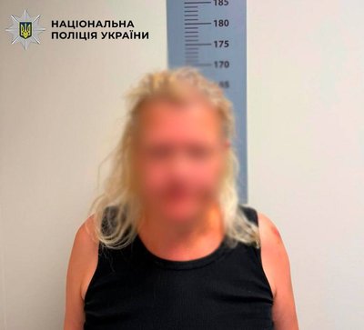 У Києві викинули собаку з четвертого поверху багатоповерхівки, 55-річній жінці вручили підозру. Їй загрожує в'язниця