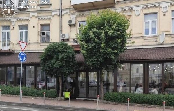 Суд вимагають від прокуратури знести прибудову до старовинної будівлі на Подолі