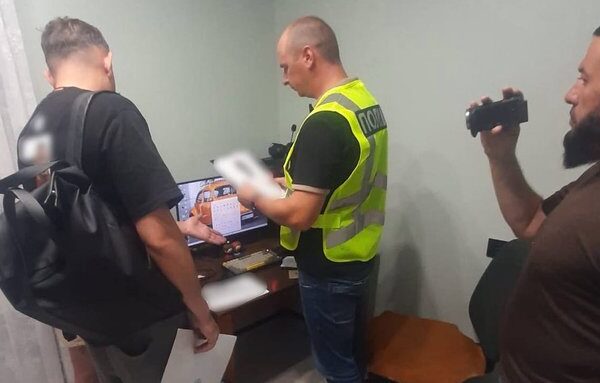 Правоохоронці Київщини виявили групу, що вербувала жінок для сексуальної експлуатації за кордоном.
