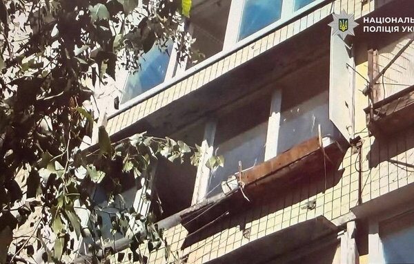 Киянка, 55-річна жінка, підозрюється у жорстокому поводженні з тваринами після того, як викинула собаку з четвертого поверху житлового будинку. Їй загрожує позбавлення волі.
