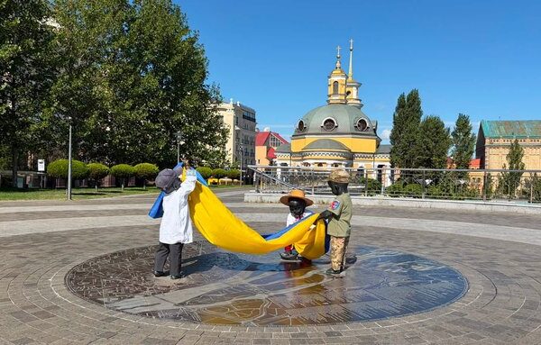 День Державного прапора та День Незалежності: у столиці одягли скульптури київських засновників-немовлят