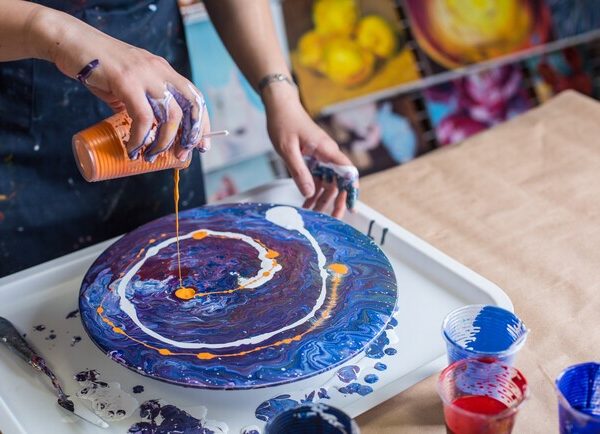 Створюйте неймовірні картини: інтенсив з Fluid art у Києві