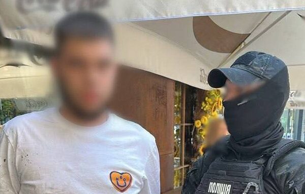 23-річний киянин підозрюється у вимаганні 6 тисяч доларів США за зняття з військового обліку та працевлаштування для отримання броні
