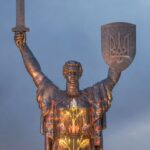 До Дня Незалежності: монумент Батьківщина-Мати в Києві засяяв світловою арт-інсталяцією