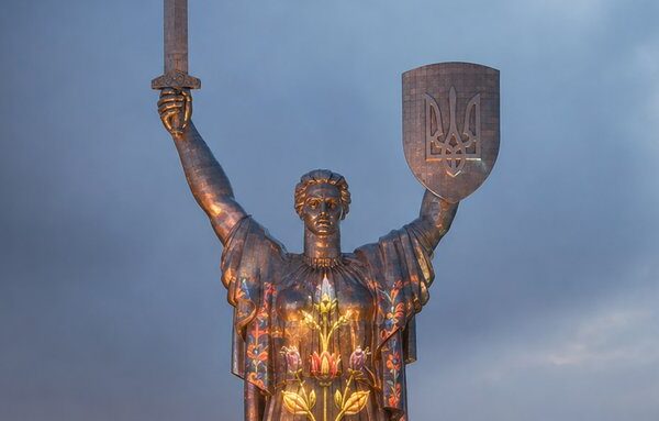 До Дня Незалежності: монумент Батьківщина-Мати в Києві засяяв світловою арт-інсталяцією