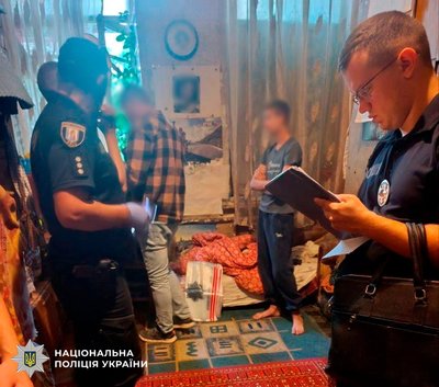 На Подолі неповнолітні напали на двох жінок: одну поранили ножем
