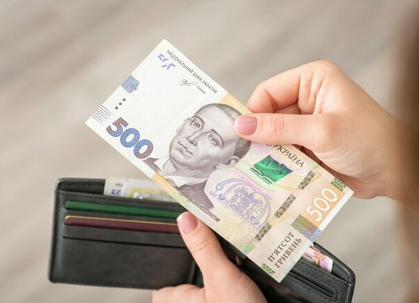 Як адвокат пояснює: чи зменшать зарплату та скасують премії у складні часи