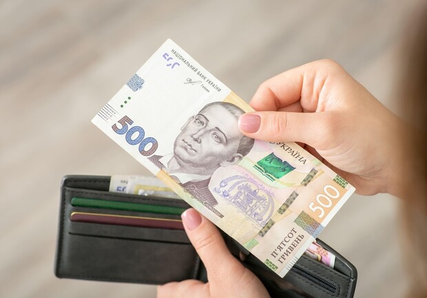 Чи може роботодавець зменшити зарплату або скасувати премію у скрутні часи – пояснення юриста. 