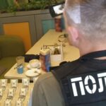 Допомагав іноземним громадянам отримати дозвіл на проживання в Україні: у…