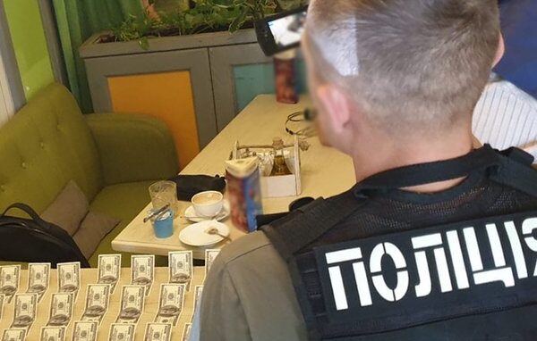Допомагав іноземним громадянам отримати дозвіл на проживання в Україні: у столиці поліція виявила 25-річного організатора «справи»