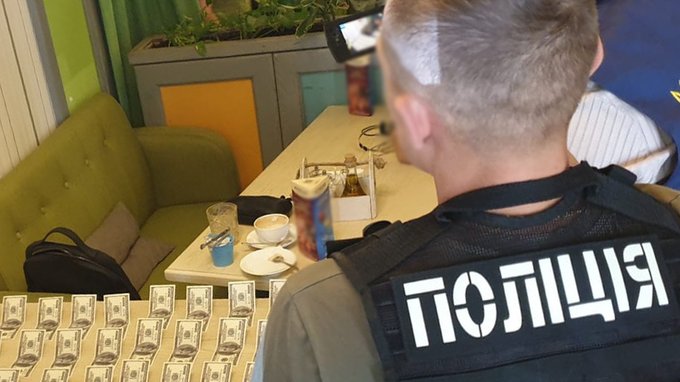 Допомагав іноземним громадянам отримати дозвіл на проживання в Україні: у столиці поліція…