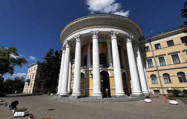 Судова інстанція повернула у державну власність будівлю Жовтневого палацу, що розташована в Києві.