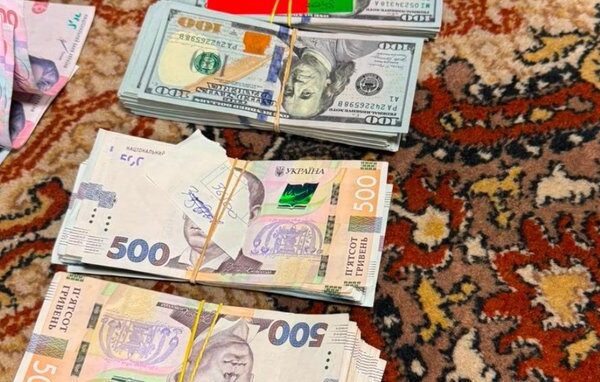 Обіцяли “бронь” і виїзд за кордон за 20 000 доларів: волонтер та працівниця Червоного Хреста затримані правоохоронцями