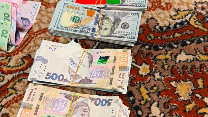 Обіцяли “бронь” і виїзд за кордон за 20 000 доларів: волонтер та…