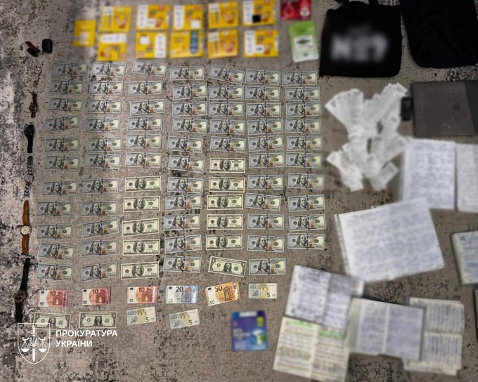 Гроші, вилучені під час обшуку у підозрюваних