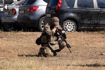 Боєць ГУР у житловому масиві Березняки у Дніпровському районі Києва, де сталася стрілянина 2 вересня 2026 року