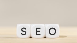 слово SEO в білих кубиках