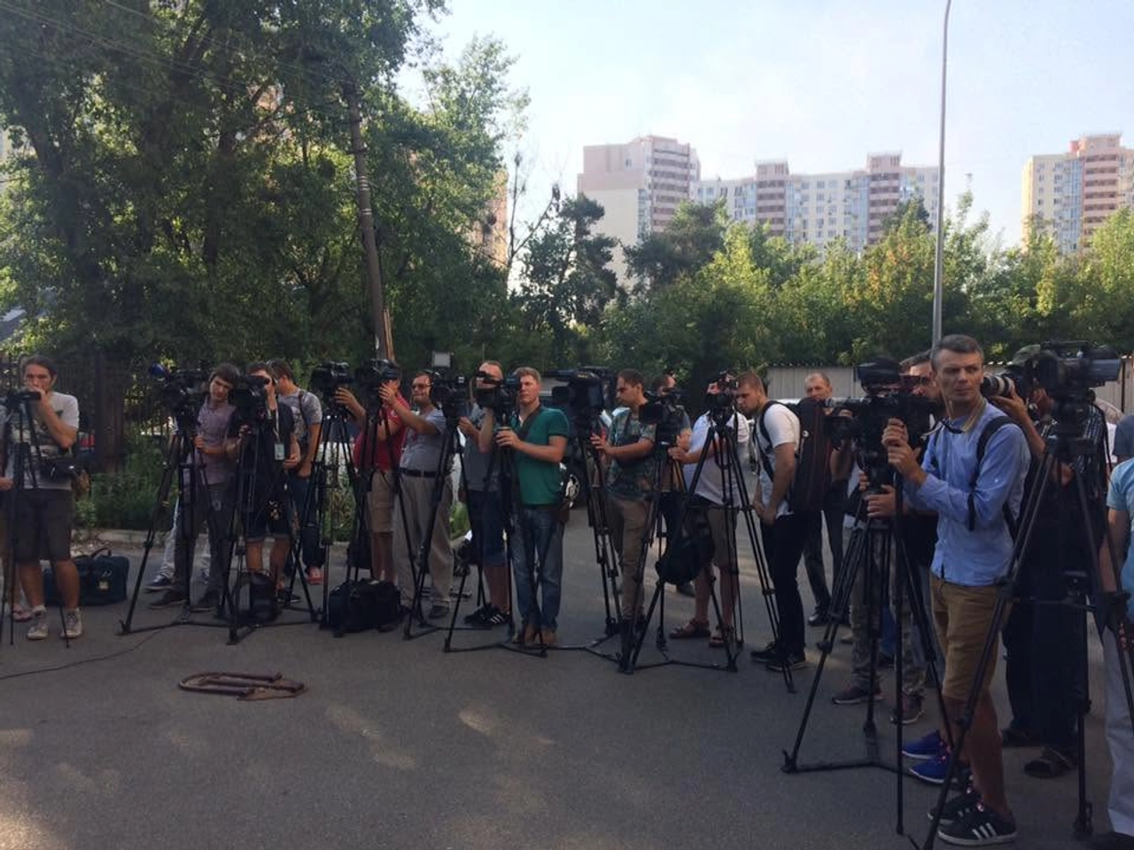 Оператори телекамери біля будівлі Дарницького суду