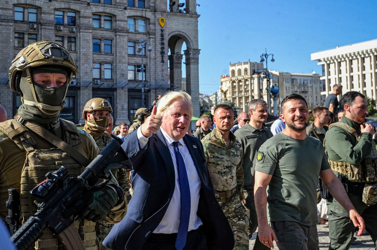 Борис Джонсон та Президент Володимир Зеленський йдуть Хрещатиком у День Незалежності України, 24 серпня 2022 року.