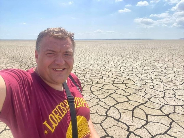 Сергій Нікітенко на місці колишнього Каховського водосховища до того, як російська армія зруйнувала Каховську ГЕС у 2023 році.