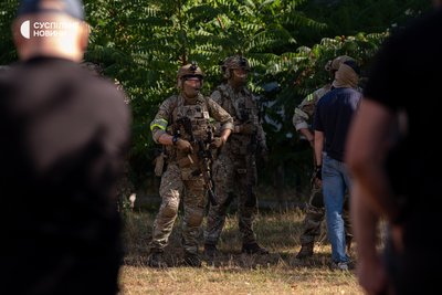 Співробітники СБУ у житловому масиві Березняки у Дніпровському районі Києва, де сталася стрілянина 2 вересня 2026 року