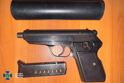 Пістолет з глушником, який вилучили у 19-річного миколаївця