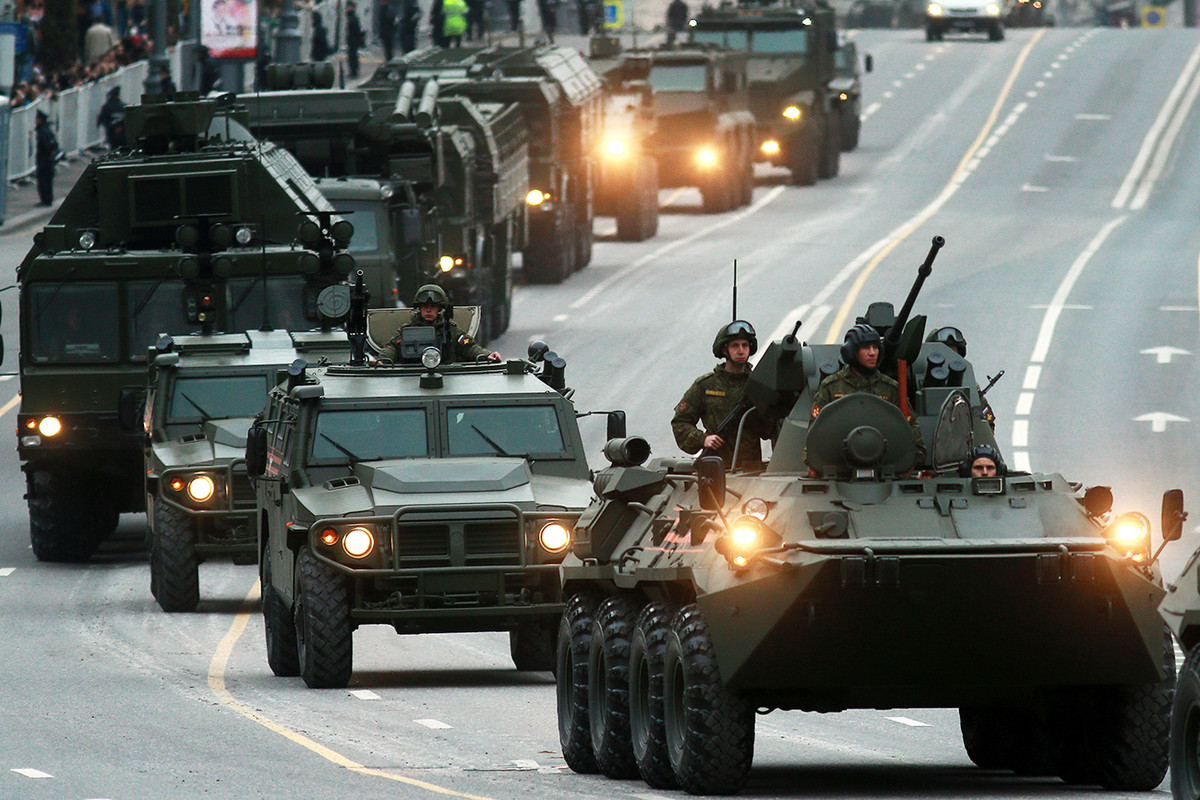 Російська військова техніка на параді 1 травня в Москві.