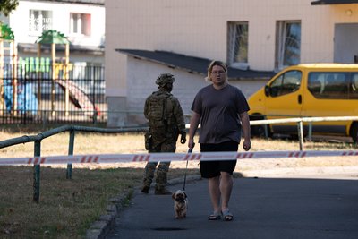 Чоловік вигулює собаку на Березняках у Дніпровському районі Києва, де сталася стрілянина 2 вересня 2026 року