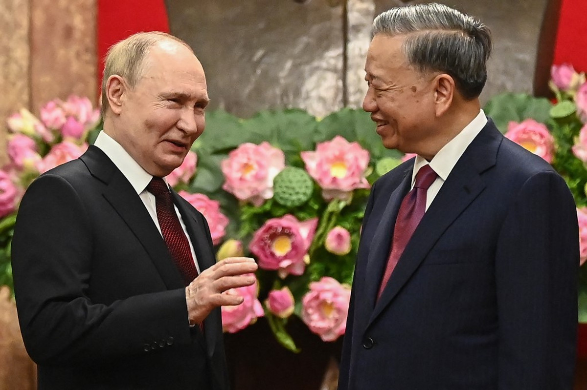 Президент В'єтнаму То Лам та президент Росії Володимир Путін під час зустрічі.