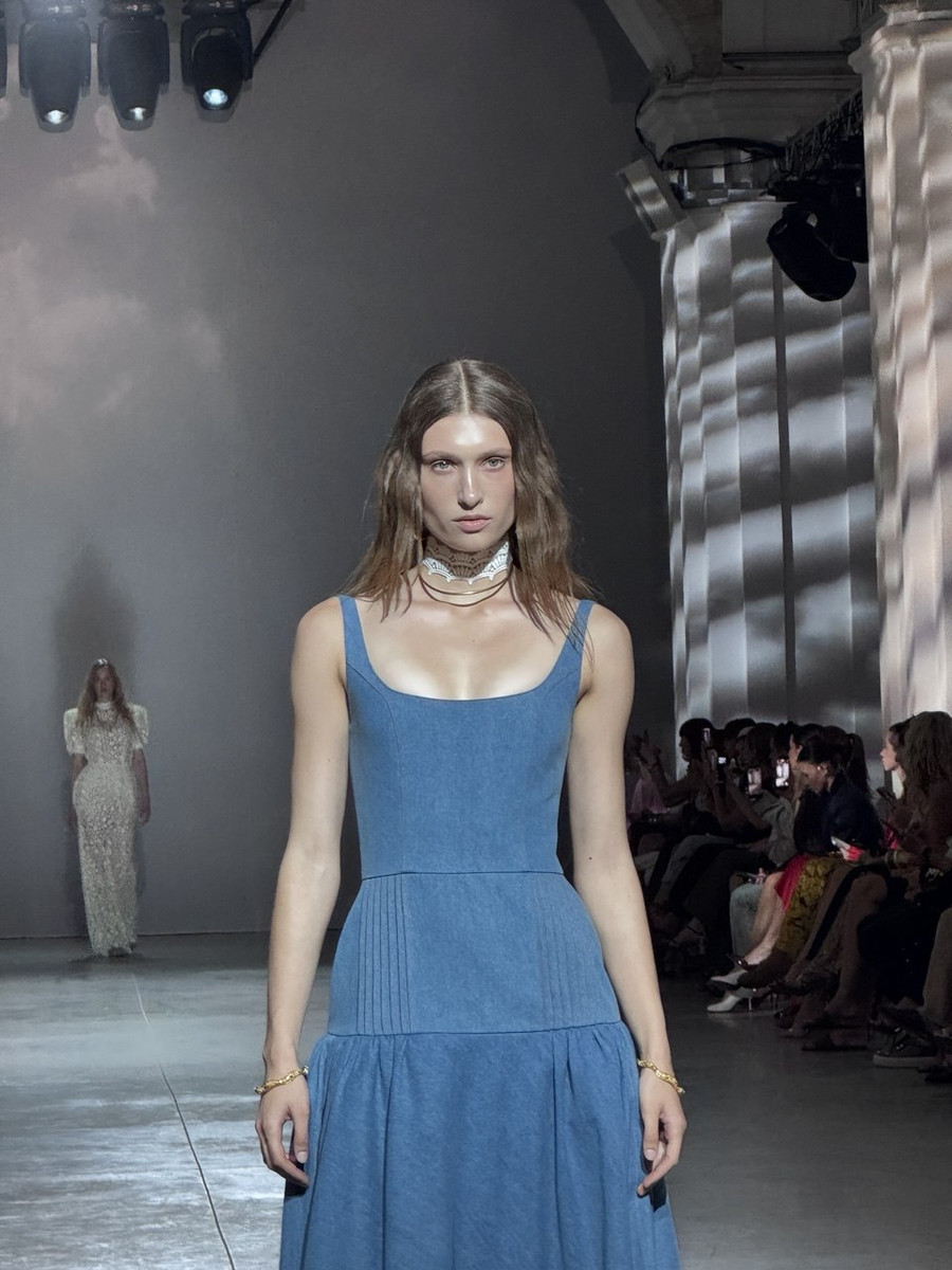 Модель на Ukrainian Fashion Week SS27 у Києві.