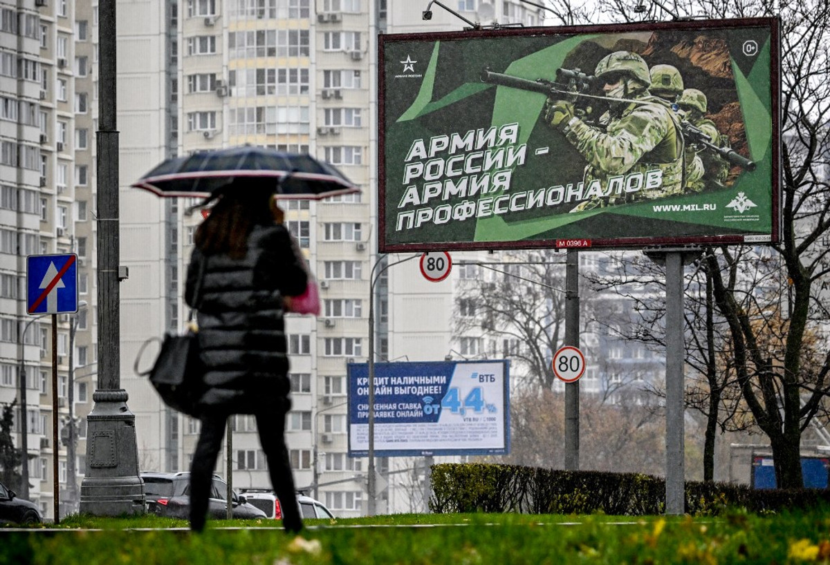 Вулиця Москви з плакатами про російську армію.