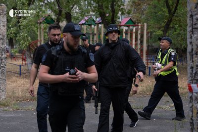 Командувач РДК Денис Капустін (в центрі) у житловому масиві Березняки у Дніпровському районі Києва, де сталася стрілянина 2 вересня 2026 року