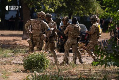 Співробітники ГУР у житловому масиві Березняки у Дніпровському районі Києва, де сталася стрілянина 2 вересня 2026 року