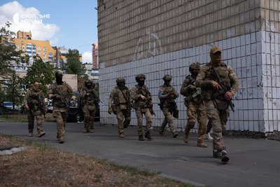 Співробітники ГУР у житловому масиві Березняки у Дніпровському районі Києва, де сталася стрілянина 2 вересня 2026 року