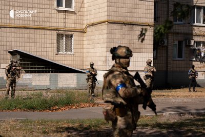 Співробітники ГУР у житловому масиві Березняки у Дніпровському районі Києва, де сталася стрілянина 2 вересня 2026 року