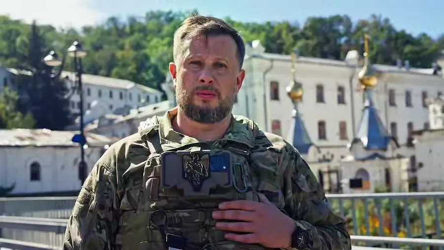 Генерал Андрій Білецький, командир 3-го корпусу, записує відео зсередини Святогірська, міста, яке, за словами Росії, тепер повністю перебуває під російським контролем. (Знімок з відео)