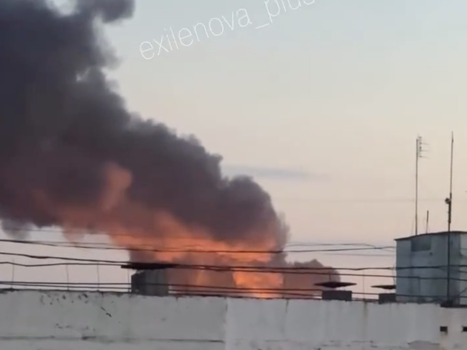 Дим піднімається після ударів дронів по Таганрогу, Росія, 12 вересня. (Фото: Exilenova+/Telegram)
