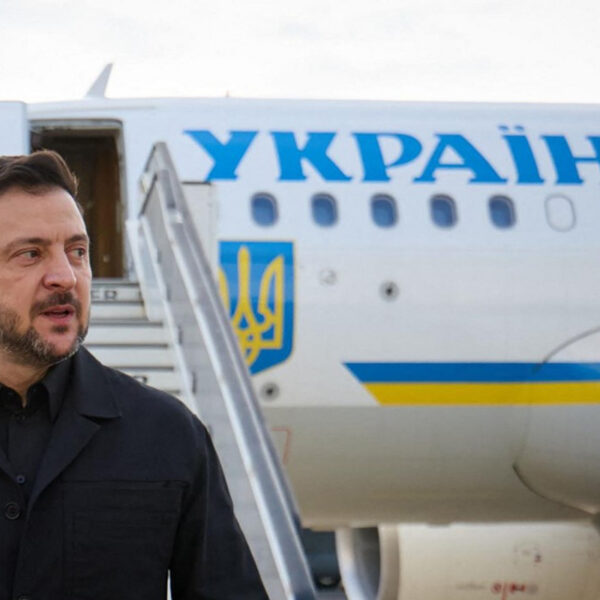 Переліт Зеленського під обстрілами дронів: як війна змінила подорожі політиків
